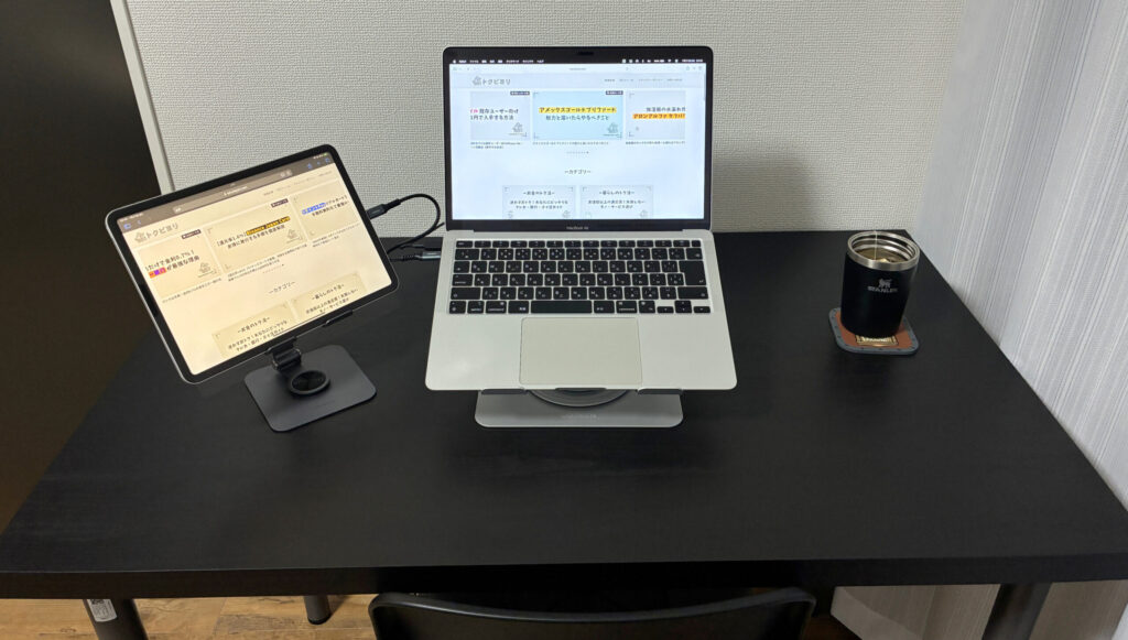 ミニマルと快適さを両立したデスク全体写真