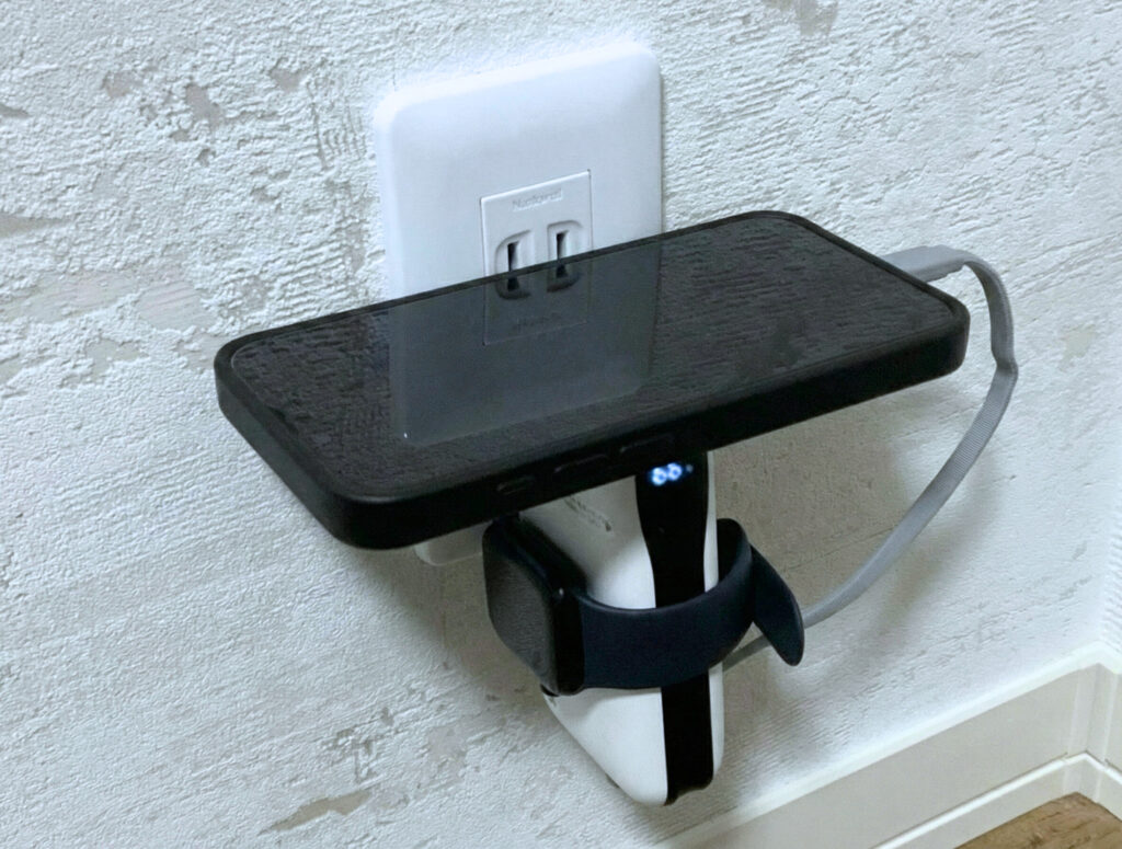 iPhoneとApple Watchを充電している例