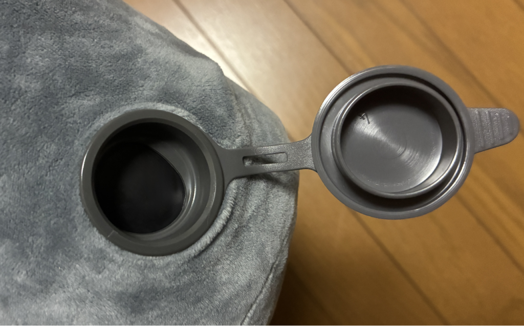 H型ネックピローの空気入れ穴
